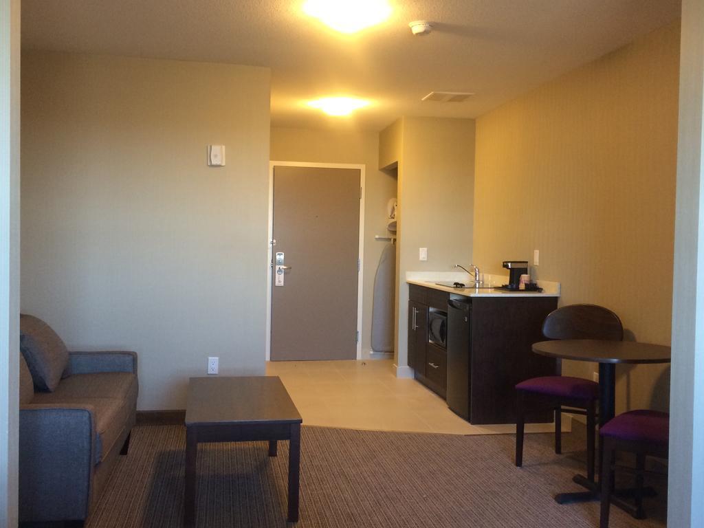 Meridian Inn & Suites Lloydminster Exterior photo