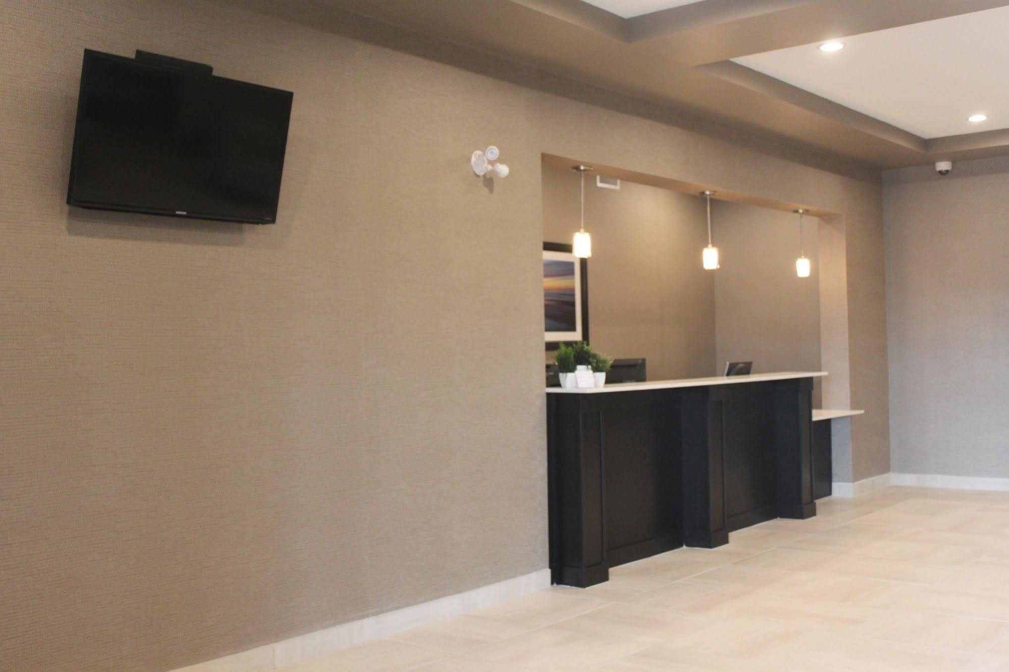 Meridian Inn & Suites Lloydminster Exterior photo